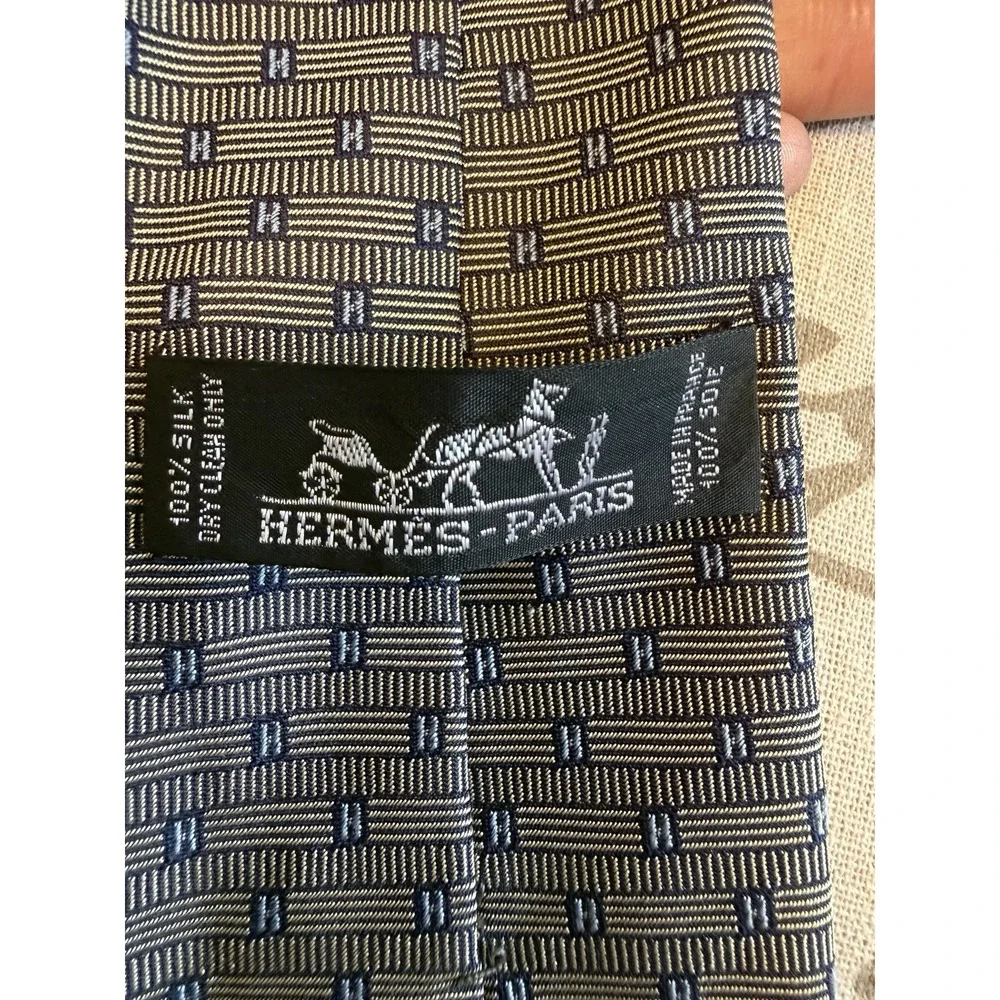 HERMES Logo 100% Silk Business Suit Dress Shirt tie‎ Silver silk mens